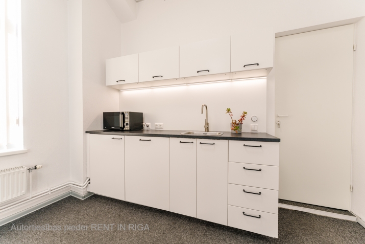 Объявление. Офис в ближайшей Пардаугаве.  - отремонтированное здание; - кабинетная планировка; - холл для Цена: 1175 EUR/мес. Foto #7