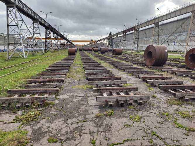 Sludinājumi. Āra laukums apsargātā teritorijā.  Pieejams laukums gan ar grants segumu, gan ar zāles segumu. Cena: 500 EUR/mēn Foto #2