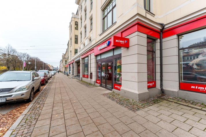 Sludinājumi. Nomai pieejamas telpas ļoti aktīvā vietā.  + Telpas pieejamas no 26. janvāra; + 1. stāvā 246 m2, Cena: 4032 EUR/mēn Foto #2