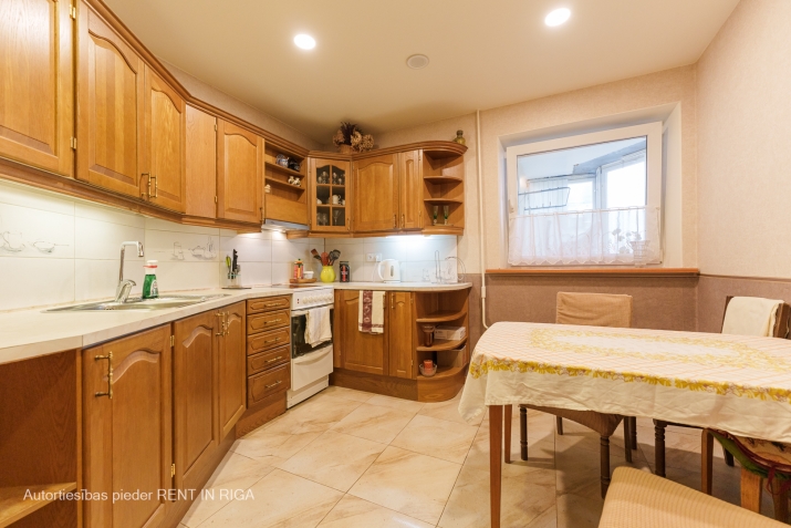 Sludinājumi. Piedāvājumā  3 istabu dzīvoklis 16-stāvu augstceltnes 14. stāvā. Divās istabās stūra logi ar plašu Cena: 85000 EUR Foto #8