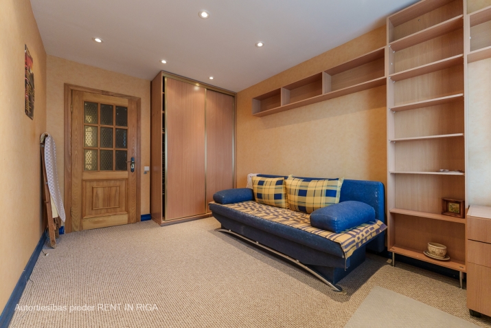 Sludinājumi. Piedāvājumā  3 istabu dzīvoklis 16-stāvu augstceltnes 14. stāvā. Divās istabās stūra logi ar plašu Cena: 85000 EUR Foto #2