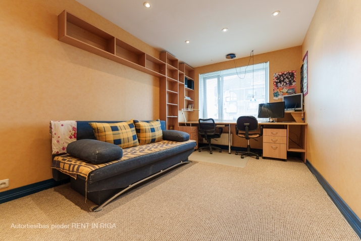 Sludinājumi. Piedāvājumā  3 istabu dzīvoklis 16-stāvu augstceltnes 14. stāvā. Divās istabās stūra logi ar plašu Cena: 85000 EUR Foto #1