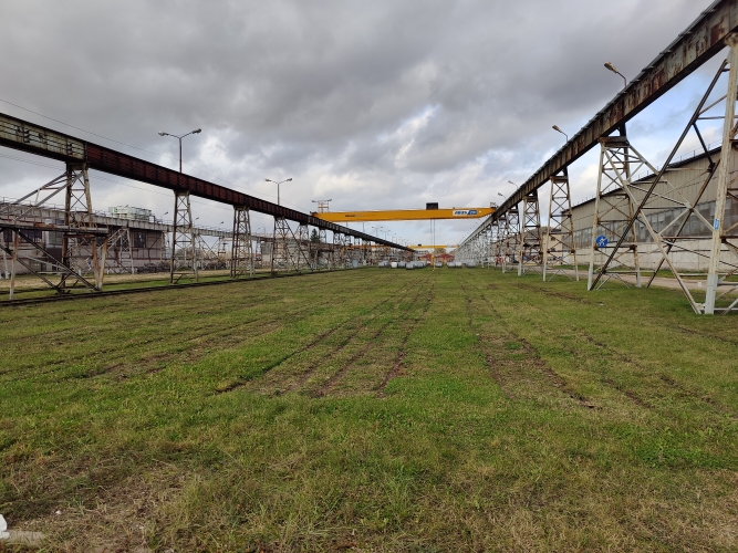 Sludinājumi. Āra laukums apsargātā teritorijā.  Pieejams laukums gan ar grants segumu, gan ar zāles segumu. Cena: 10000 EUR/mēn Foto #1