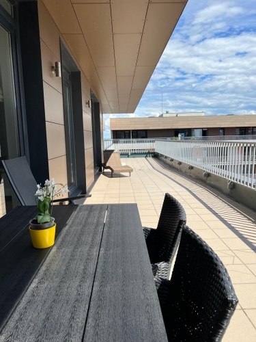 Sludinājumi. Tiek izīrēts pēdējā stāva dzīvoklis ar lielu terasi (50 m2) Jaunajā Teikā. Dzīvojamā platība 94 m2. Cena: 1400 EUR/mēn Foto #3