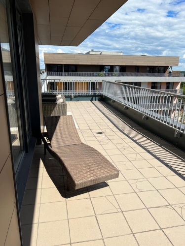 Sludinājumi. Tiek izīrēts pēdējā stāva dzīvoklis ar lielu terasi (50 m2) Jaunajā Teikā. Dzīvojamā platība 94 m2. Cena: 1400 EUR/mēn Foto #2