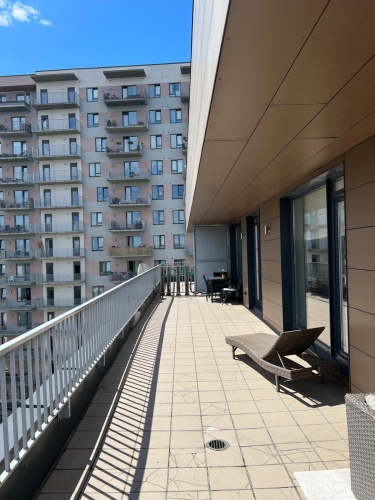 Sludinājumi. Tiek izīrēts pēdējā stāva dzīvoklis ar lielu terasi (50 m2) Jaunajā Teikā. Dzīvojamā platība 94 m2. Cena: 1400 EUR/mēn Foto #1