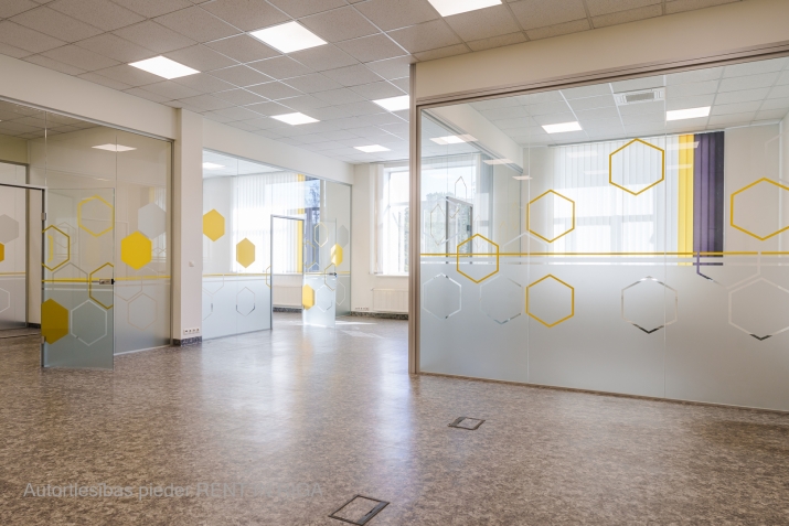 Sludinājumi. Biroja Telpas Nomai Biznesa Centrā \'BRĪVĪBAS 224\', Teikā  Stāvoklis: Izremontētas un svaigas telpas Cena: 2430 EUR/mēn Foto #1