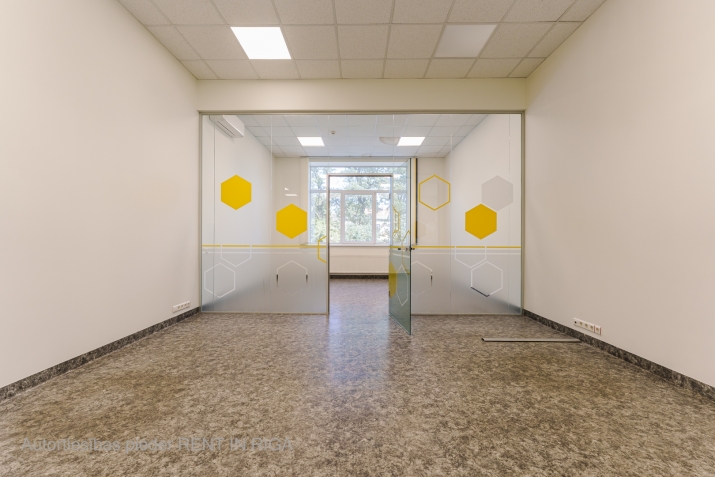 Sludinājumi. Biroja Telpas Nomai Biznesa Centrā \'BRĪVĪBAS 224\', Teikā  Stāvoklis: Izremontētas un svaigas telpas Cena: 2430 EUR/mēn Foto #2