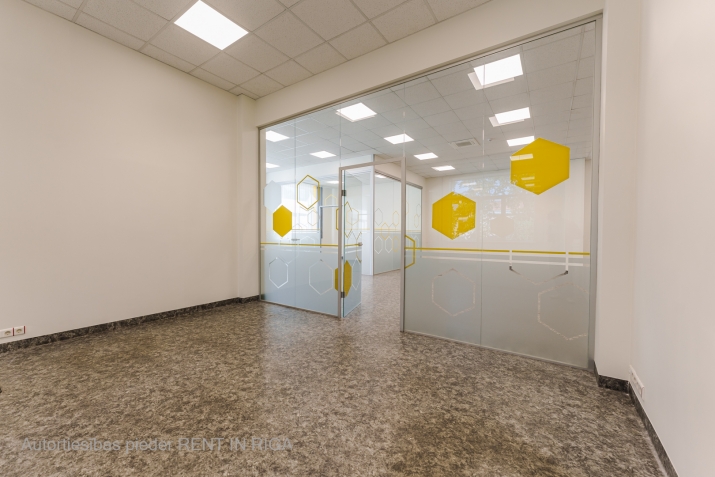 Sludinājumi. Biroja Telpas Nomai Biznesa Centrā \'BRĪVĪBAS 224\', Teikā  Stāvoklis: Izremontētas un svaigas telpas Cena: 2430 EUR/mēn Foto #3