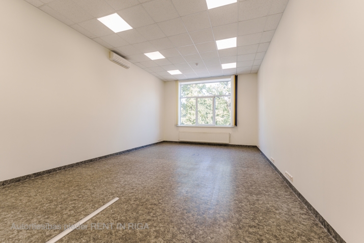 Sludinājumi. Biroja Telpas Nomai Biznesa Centrā \'BRĪVĪBAS 224\', Teikā  Stāvoklis: Izremontētas un svaigas telpas Cena: 2430 EUR/mēn Foto #6