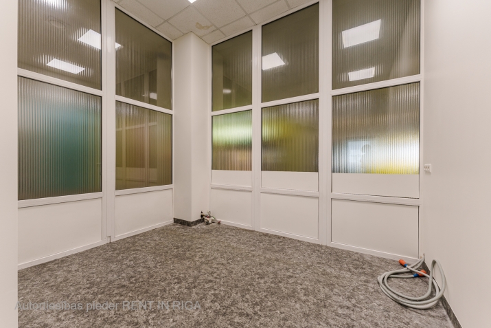 Sludinājumi. Biroja Telpas Nomai Biznesa Centrā \'BRĪVĪBAS 224\', Teikā  Stāvoklis: Izremontētas un svaigas telpas Cena: 2430 EUR/mēn Foto #9