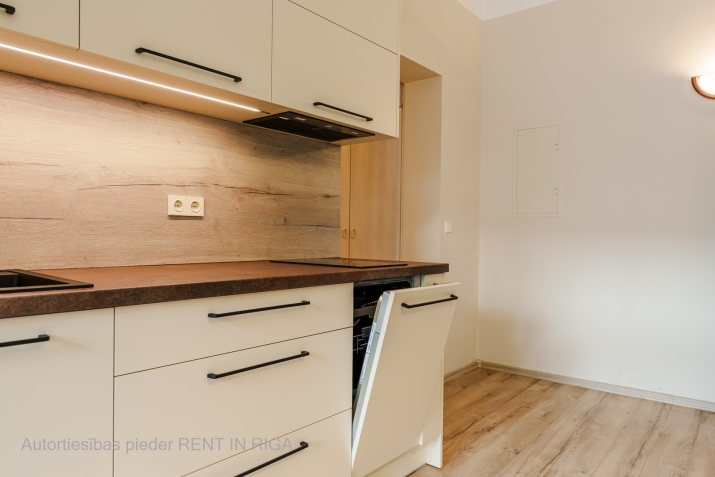 Sludinājumi. Mēbelēts divu istabu dzīvoklis klusajā centrā, renovētā ēkā, 5. stāvā (bez lifta). Platība sastāv Cena: 450 EUR/mēn Foto #3