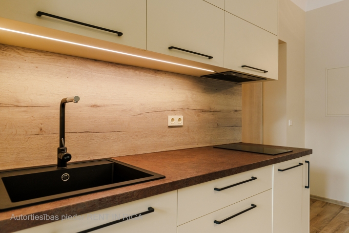 Sludinājumi. Mēbelēts divu istabu dzīvoklis klusajā centrā, renovētā ēkā, 5. stāvā (bez lifta). Platība sastāv Cena: 450 EUR/mēn Foto #1