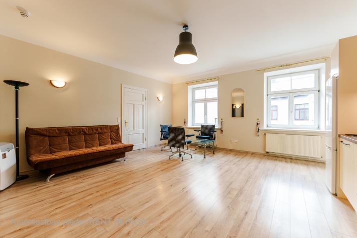 Sludinājumi. Mēbelēts divu istabu dzīvoklis klusajā centrā, renovētā ēkā, 5. stāvā (bez lifta). Platība sastāv Cena: 450 EUR/mēn Foto #5