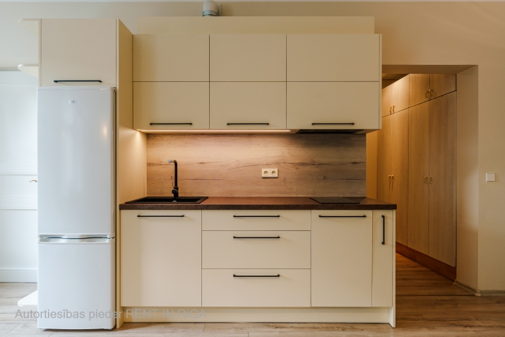 Sludinājumi. Mēbelēts divu istabu dzīvoklis klusajā centrā, renovētā ēkā, 5. stāvā (bez lifta). Platība sastāv Cena: 450 EUR/mēn Foto #2