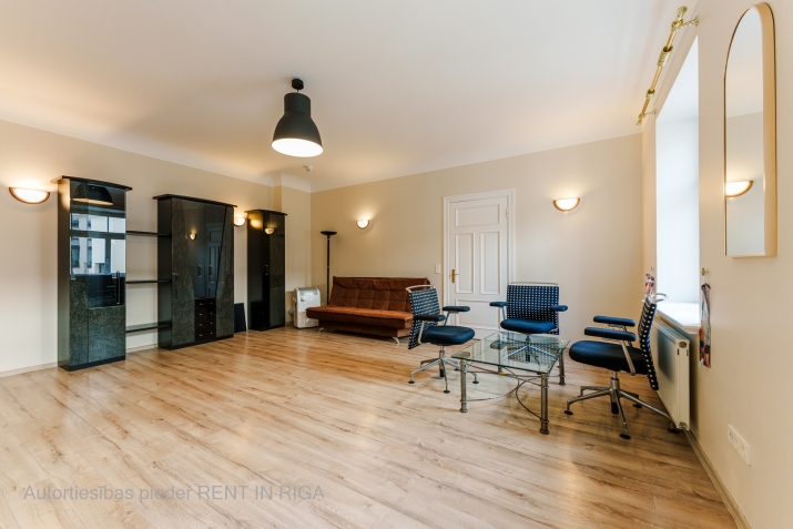 Sludinājumi. Mēbelēts divu istabu dzīvoklis klusajā centrā, renovētā ēkā, 5. stāvā (bez lifta). Platība sastāv Cena: 450 EUR/mēn Foto #4