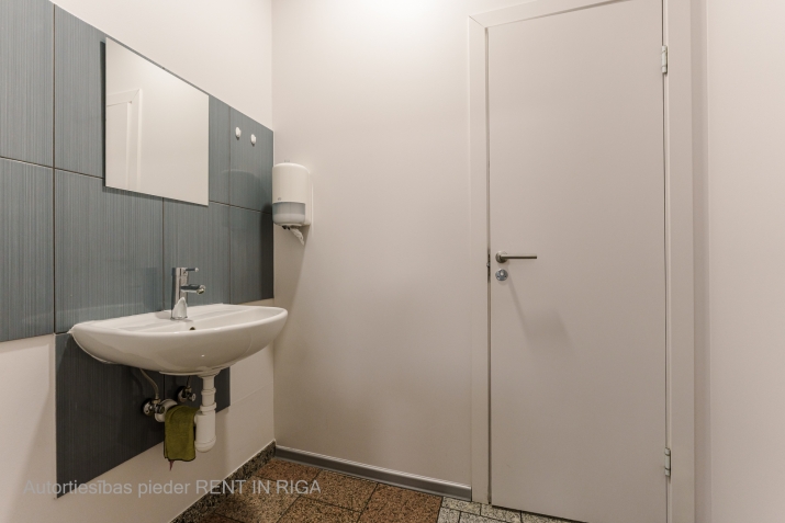 Объявление. Офисное помещение в активном деловом центре Риги  Подходит как для офисных, так и для торговых Цена: 411 EUR/мес. Foto #8