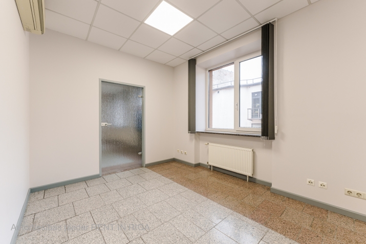 Объявление. Офисное помещение в активном деловом центре Риги  Подходит как для офисных, так и для торговых Цена: 411 EUR/мес. Foto #3