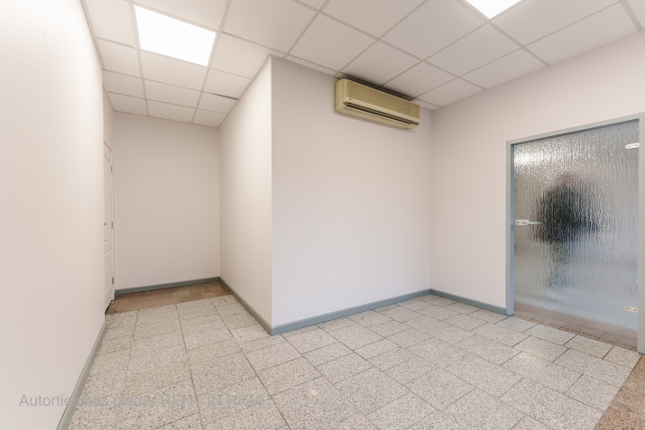 Объявление. Офисное помещение в активном деловом центре Риги  Подходит как для офисных, так и для торговых Цена: 411 EUR/мес. Foto #2