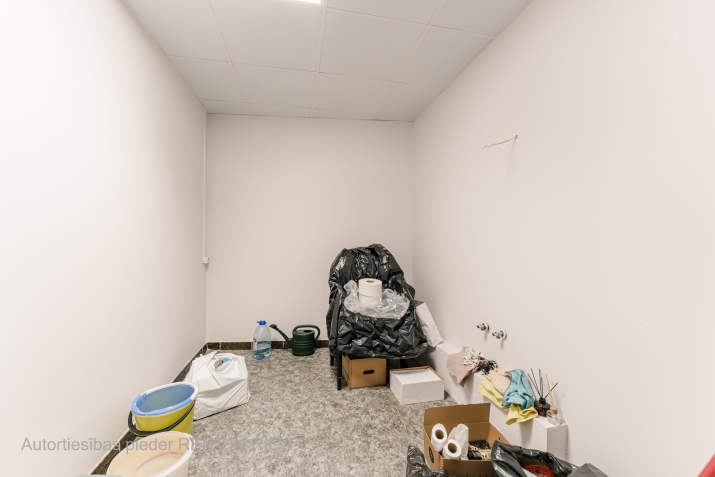 Sludinājumi. Biroja telpas Rīgas aktīvajā biroju centrā   Ir piemērota gan biroja, gan tirdzniecības vajadzībām. Cena: 637 EUR/mēn Foto #4