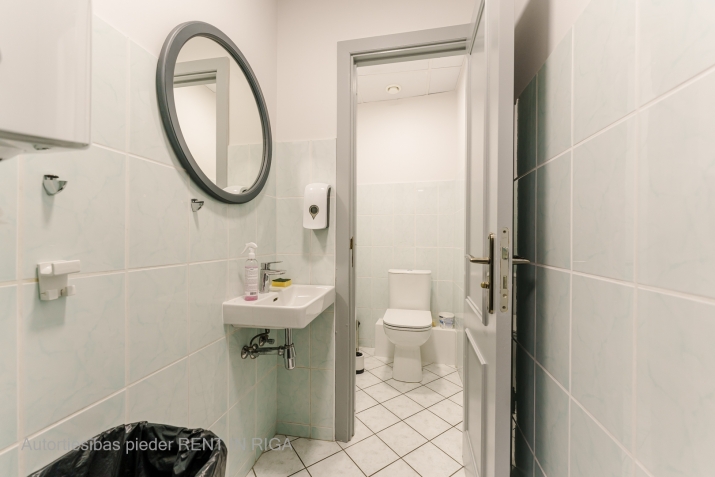 Sludinājumi. Biroja telpas Rīgas aktīvajā biroju centrā   Ir piemērota gan biroja, gan tirdzniecības vajadzībām. Cena: 637 EUR/mēn Foto #5