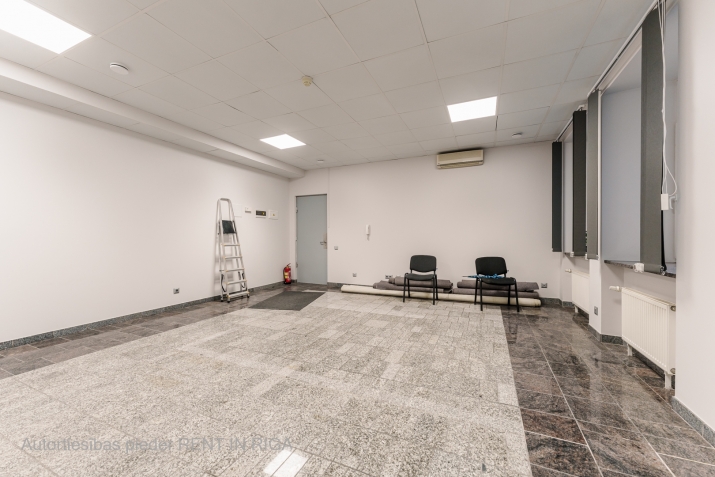 Sludinājumi. Biroja telpas Rīgas aktīvajā biroju centrā   Ir piemērota gan biroja, gan tirdzniecības vajadzībām. Cena: 637 EUR/mēn Foto #6