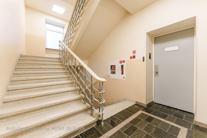 Sludinājumi. Biroja telpas Rīgas aktīvajā biroju centrā   Ir piemērota gan biroja, gan tirdzniecības vajadzībām. Cena: 637 EUR/mēn Foto #8