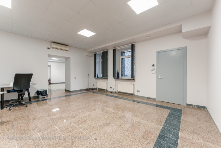 Sludinājumi. Biroja telpas Rīgas aktīvajā biroju centrā   Ir piemērota gan biroja, gan tirdzniecības vajadzībām. Cena: 637 EUR/mēn Foto #1