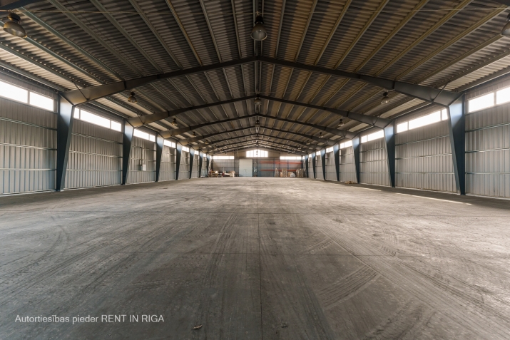 Sludinājumi. Iznomā jaunu angāru Ilzenes ielā 18  + platība - 1880m2 + Nomas cena - 3 EUR/m2 + Vārtu augustums - Cena: 5640 EUR/mēn Foto #2