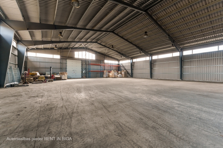 Sludinājumi. Iznomā jaunu angāru Ilzenes ielā 18  + platība - 1880m2 + Nomas cena - 3 EUR/m2 + Vārtu augustums - Cena: 5640 EUR/mēn Foto #3