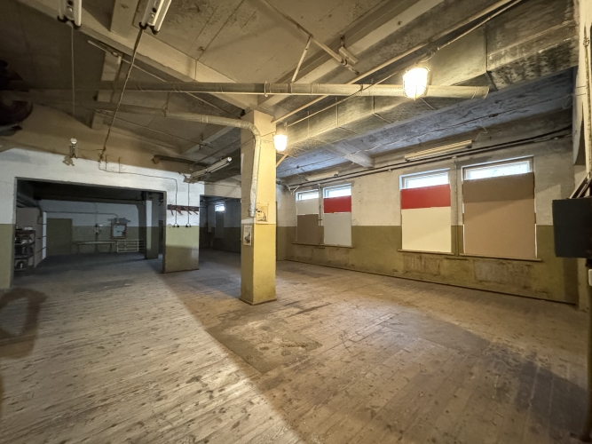 Sludinājumi. Iznomā noliktavas telpas Šmerlī, \'Rīgas kinostudijas\' teritorijā. Platība sastāv no divām telpām: Cena: 600 EUR/mēn Foto #1