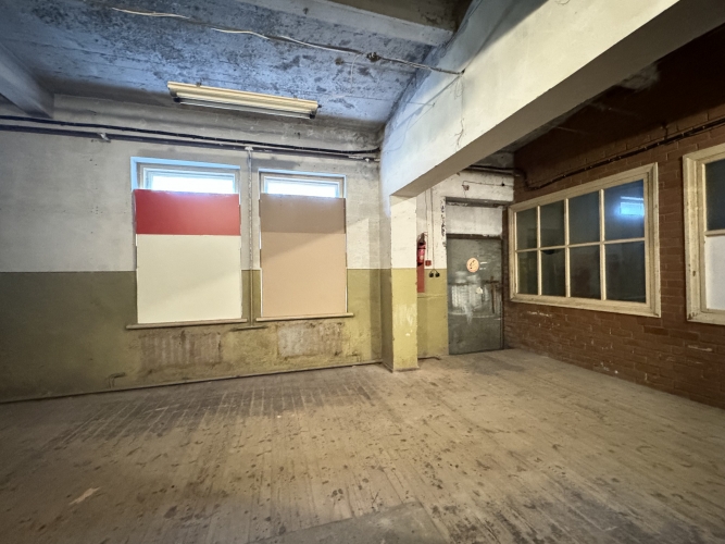 Sludinājumi. Iznomā noliktavas telpas Šmerlī, \'Rīgas kinostudijas\' teritorijā. Platība sastāv no divām telpām: Cena: 600 EUR/mēn Foto #3