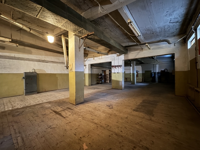 Sludinājumi. Iznomā noliktavas telpas Šmerlī, \'Rīgas kinostudijas\' teritorijā. Platība sastāv no divām telpām: Cena: 600 EUR/mēn Foto #5