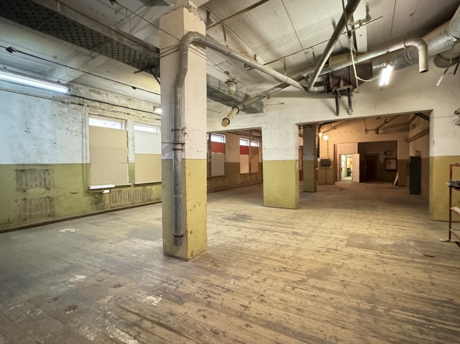 Sludinājumi. Iznomā noliktavas telpas Šmerlī, \'Rīgas kinostudijas\' teritorijā. Platība sastāv no divām telpām: Cena: 600 EUR/mēn Foto #4