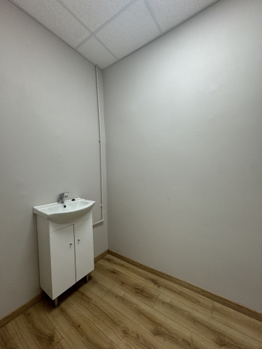 Объявление. Iznomā telpas ar izlietni Šmerlī, \'Rīgas kinostudija\' ēkā, 1. stāvā. Platība sastāv no vienas Цена: 130 EUR/мес. Foto #2