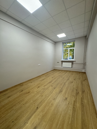 Объявление. Iznomā telpas ar izlietni Šmerlī, \'Rīgas kinostudija\' ēkā, 1. stāvā. Platība sastāv no vienas Цена: 130 EUR/мес. Foto #1