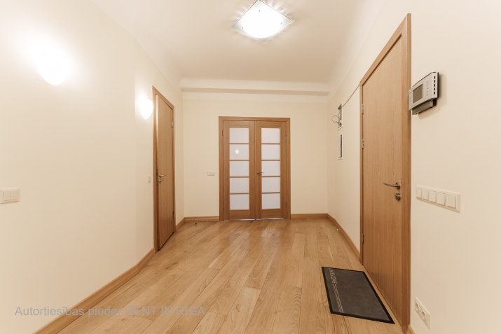 Sludinājumi. Iznomā biroja telpas Vecrīgā, Vaļņu ielā 5  - 93 m - 3. stāvs - Lifts  Plānojums un aprīkojums: - Cena: 708 EUR/mēn Foto #3