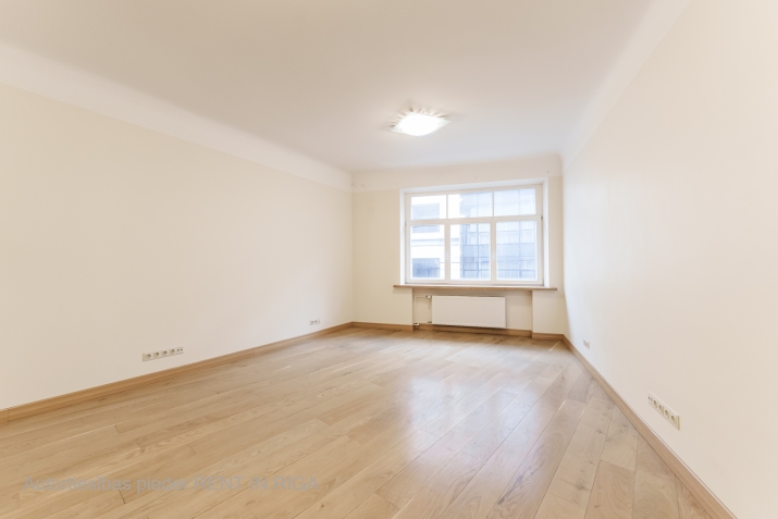 Sludinājumi. Iznomā biroja telpas Vecrīgā, Vaļņu ielā 5  - 93 m - 3. stāvs - Lifts  Plānojums un aprīkojums: - Cena: 708 EUR/mēn Foto #1