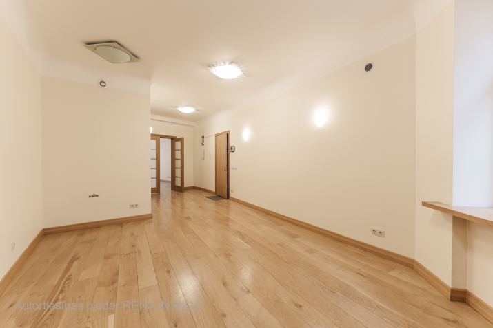 Sludinājumi. Iznomā biroja telpas Vecrīgā, Vaļņu ielā 5  - 93 m - 3. stāvs - Lifts  Plānojums un aprīkojums: - Cena: 708 EUR/mēn Foto #6