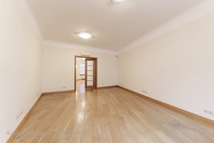 Sludinājumi. Iznomā biroja telpas Vecrīgā, Vaļņu ielā 5  - 93 m - 3. stāvs - Lifts  Plānojums un aprīkojums: - Cena: 708 EUR/mēn Foto #2