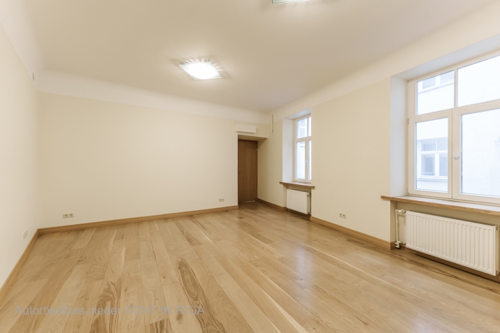 Sludinājumi. Iznomā biroja telpas Vecrīgā, Vaļņu ielā 5  - 93 m - 3. stāvs - Lifts  Plānojums un aprīkojums: - Cena: 708 EUR/mēn Foto #7