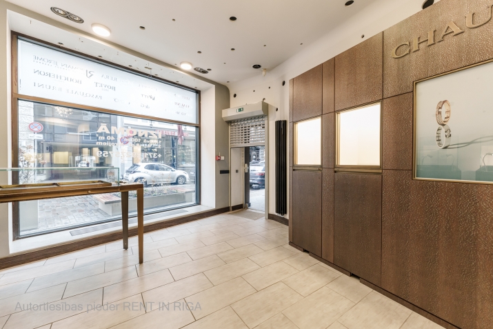 Sludinājumi. Perspektīvas un labi redzamas telpas Vecrīgā - Vaļņu ielā 5  Telpas iznomāšanas brīdī tiks Cena: 2400 EUR/mēn Foto #2