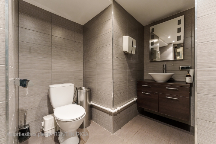 Sludinājumi. Perspektīvas un labi redzamas telpas Vecrīgā - Vaļņu ielā 5  Telpas iznomāšanas brīdī tiks Cena: 2400 EUR/mēn Foto #8