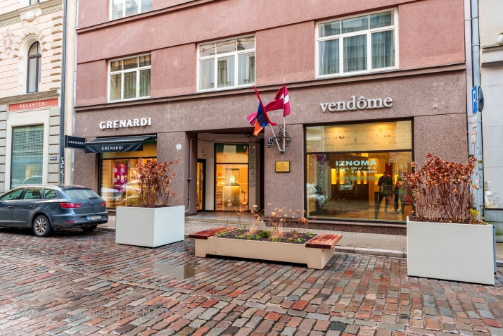 Sludinājumi. Perspektīvas un labi redzamas telpas Vecrīgā - Vaļņu ielā 5  Telpas iznomāšanas brīdī tiks Cena: 2400 EUR/mēn Foto #1