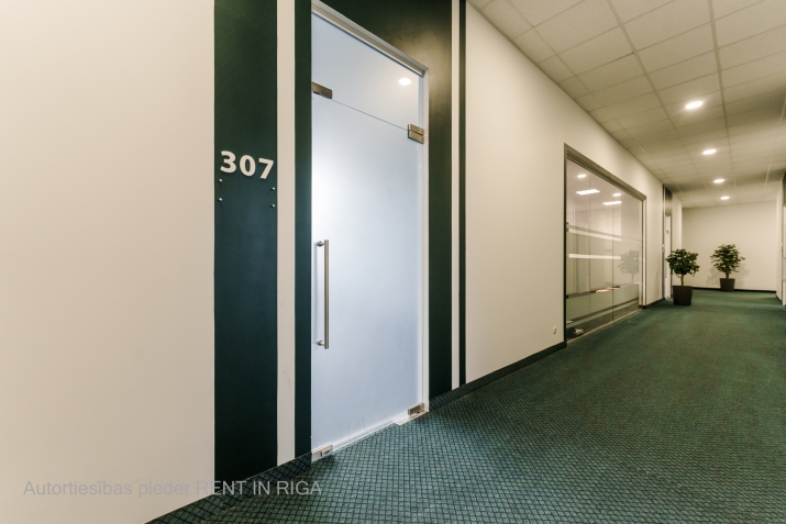 Объявление. Аренда коммерческих помещений на Югле. Офис на 3 этаже. Лифт.  Бесплатная парковка у здания. Цена: 280 EUR/мес. Foto #4