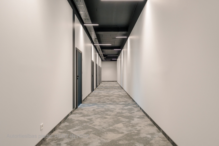 Объявление. Аренда коммерческих помещений на Югле. Офис на 3 этаже. Лифт.  Бесплатная парковка у здания. Цена: 280 EUR/мес. Foto #5