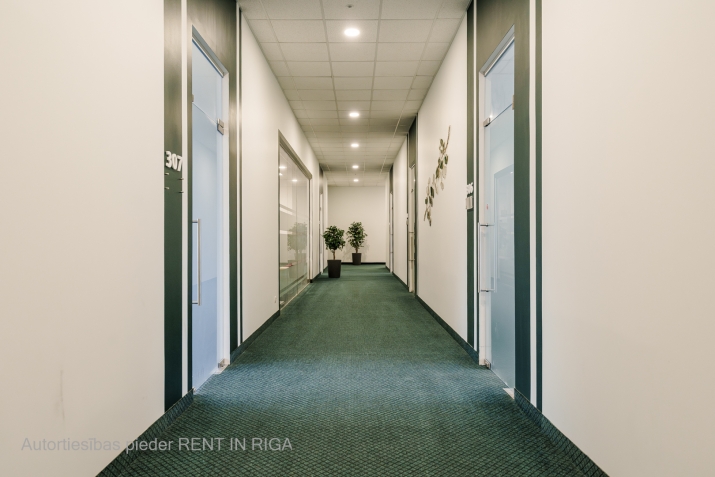 Объявление. Аренда коммерческих помещений на Югле. Офис на 3 этаже. Лифт.  Бесплатная парковка у здания. Цена: 280 EUR/мес. Foto #8