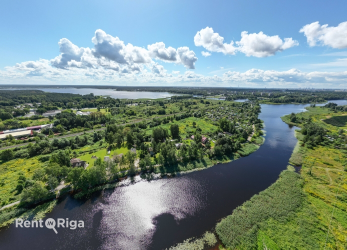 Sludinājumi. Zemesgabals ar kopējo platību 4,1367 ha atrodas savrupmāju apbūves teritorija (DzS1).  Īpašums Cena: 351700 EUR Foto #1