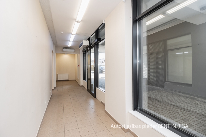 Sludinājumi. Tirdzniecības telpas ar plašiem skatlogiem pie Vidzemes tirgus, kurš ir uzsākts pārveidošanai Cena: 75000 EUR Foto #2