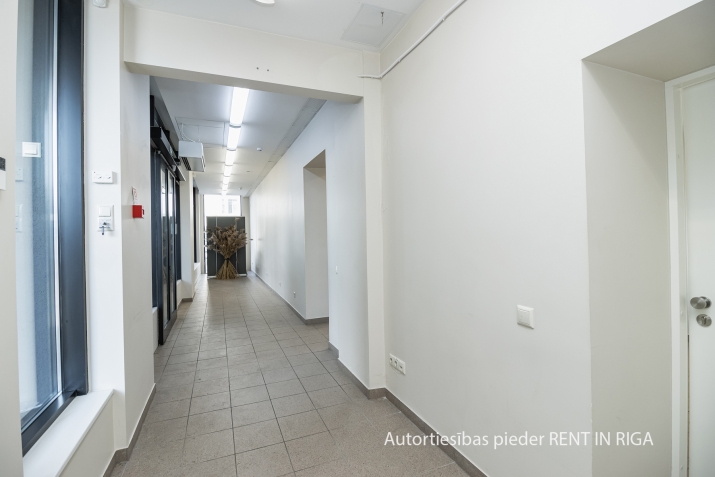 Sludinājumi. Tirdzniecības telpas ar plašiem skatlogiem pie Vidzemes tirgus, kurš ir uzsākts pārveidošanai Cena: 75000 EUR Foto #3